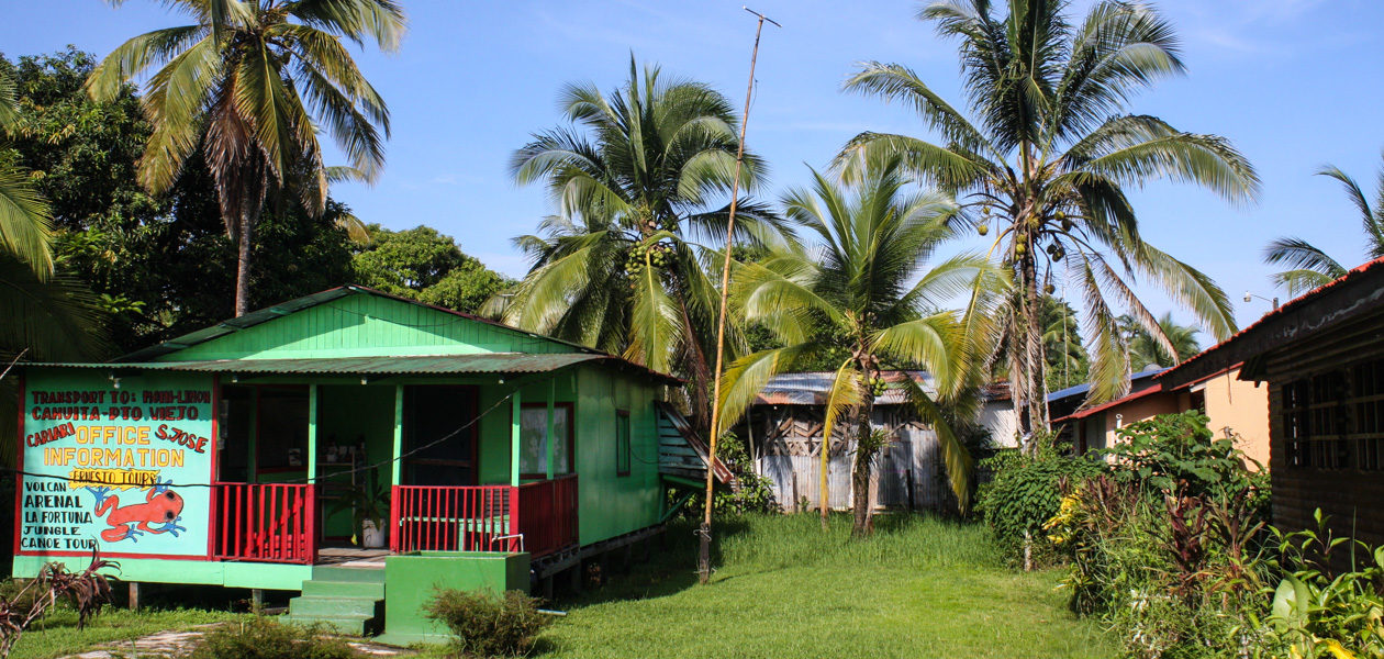 Wellblechhütten im Dorf Tortuguero