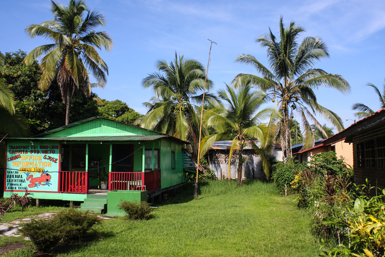 Wellblechhütten im Dorf Tortuguero