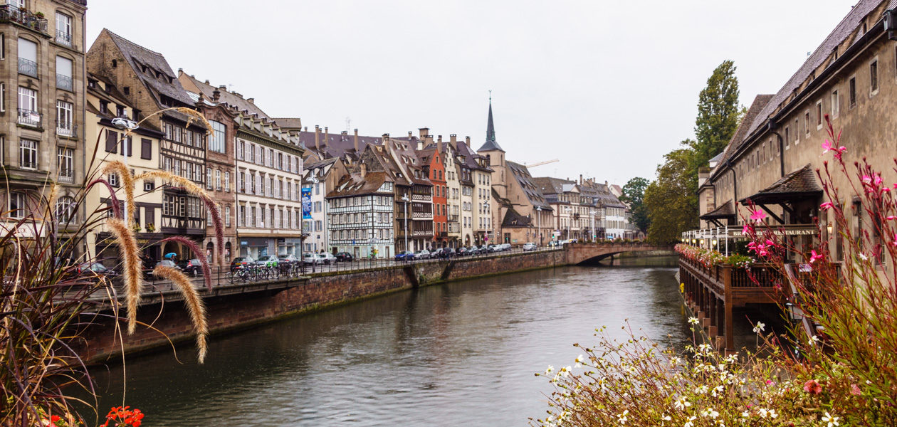 Rechts der alte Fischmarkt, links ein für Straßburg typischer Straßenzug