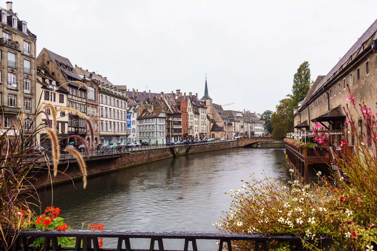 Rechts der alte Fischmarkt, links ein für Straßburg typischer Straßenzug
