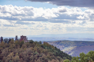 Blick von der Wegelnburg auf Hohenbourg